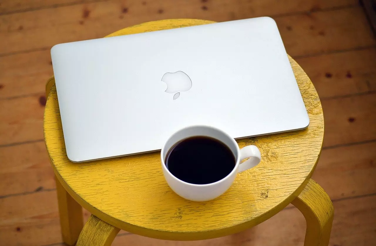 Gérer efficacement son temps entre le pilotage et l'opérationnel de son entreprise ordinateur et café