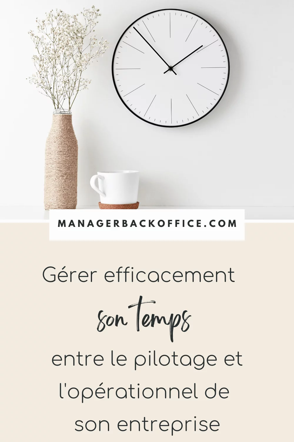 Gérer efficacement son temps entre le pilotage et l'opérationnel de son entreprise horloge et tasse de café